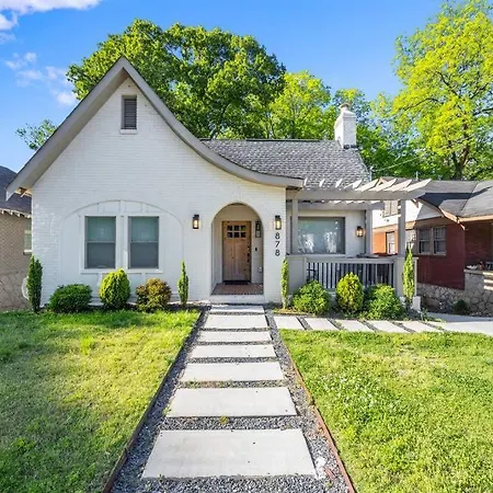 Designer Home: King Beds, Luxe Bath+Free Parking!